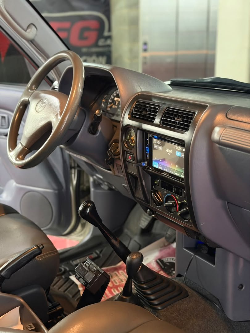 TOYOTA MERU 2009 - Image 9