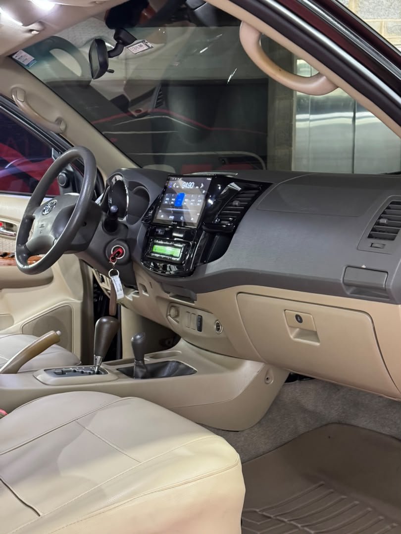 TOYOTA FORTUNER 2011 - Image 8