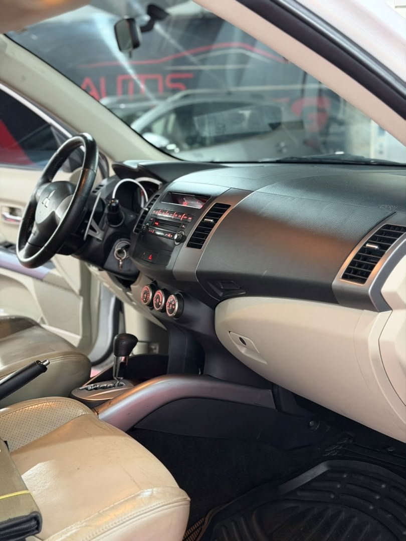 MITSUBISHI OUTLANDER 2009 - Image 8